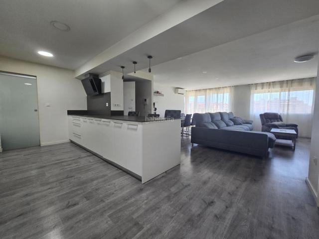 Piso en venta en Valencia, L´Illa Perduda. Precioso piso reformado de 130 metros playa universidades vistas despejadas. Pisos.
