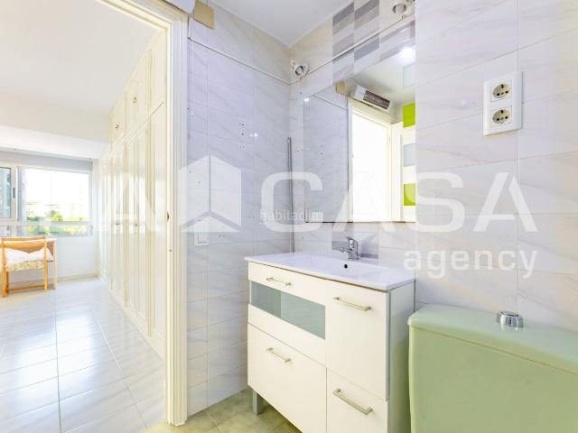Piso en venta en Valencia, L´Illa Perduda. Se vende fantástico piso de *122 m²*, situado en una *tercera planta exterior con ascensor*. Pisos.