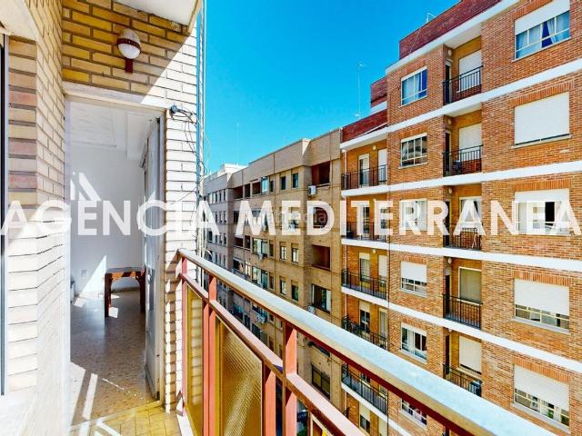 Piso en venta en Valencia, La Bega Baixa Plaza Xúquer. Piso en venta en zona Blasco Ibañez, con garaje incluido, para reformar. Pisos.