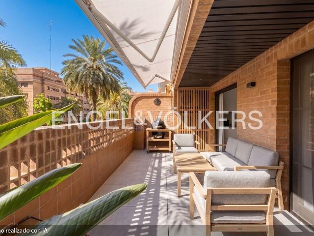 Piso en venta en Valencia, La Carrasca. Luminosa vivienda con dos terrazas y plaza de garaje. Pisos.