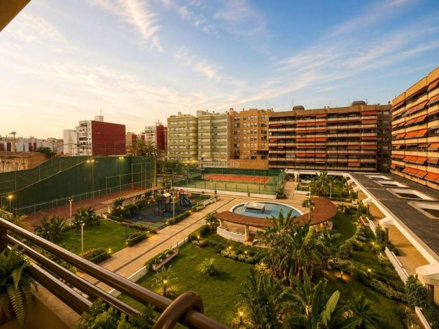 Piso en venta en Valencia, La Creu Coberta. VIVIENDA DE DISEÑO TOTALMENTE REFORMADA CON TERRAZA Y GARAJE EN URBANIZACIÓN PRIVADA. Pisos.