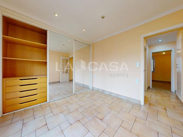 Piso en venta en Valencia, La Creu del Grau. Piso de 2 habitaciones con balcón, patio y ascensor. Pisos.