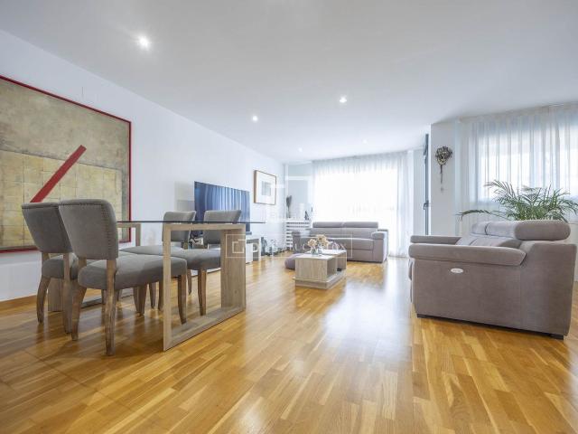Piso en venta en Valencia, La Creu del Grau. Piso en excelentes condiciones de 3 dormitorios con 9 m de terraza en venta en Ciudad de las Ciencias, Valencia. Pisos.