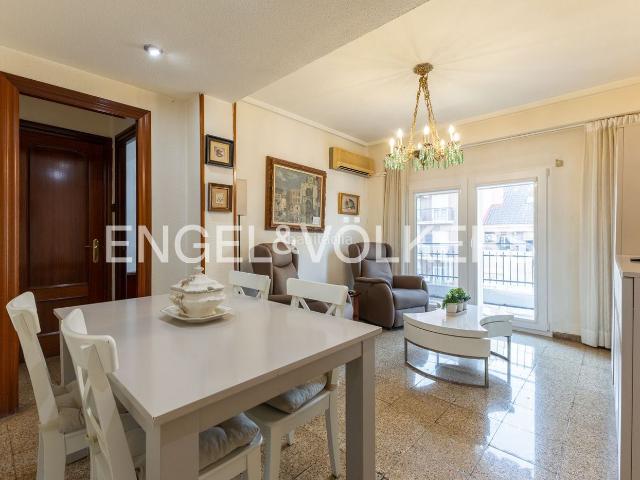 Piso en venta en Valencia, La Petxina. Piso con balcón en sexta planta junto a Ángel Guimerà. Pisos.