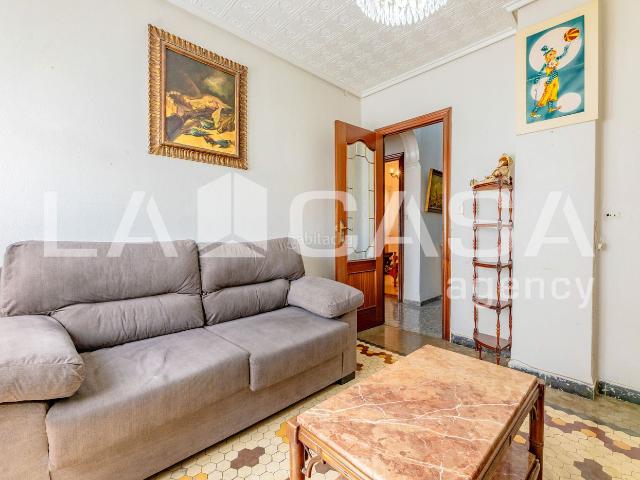 Piso en venta en Valencia, La Petxina. Vivienda con gran potencial de reforma en finca con ascensor. Pisos.
