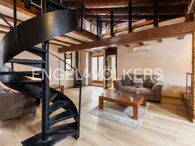 Piso en venta en Valencia, La Seu. Vivienda con buhardilla y vigas de madera en La Seu. Pisos.