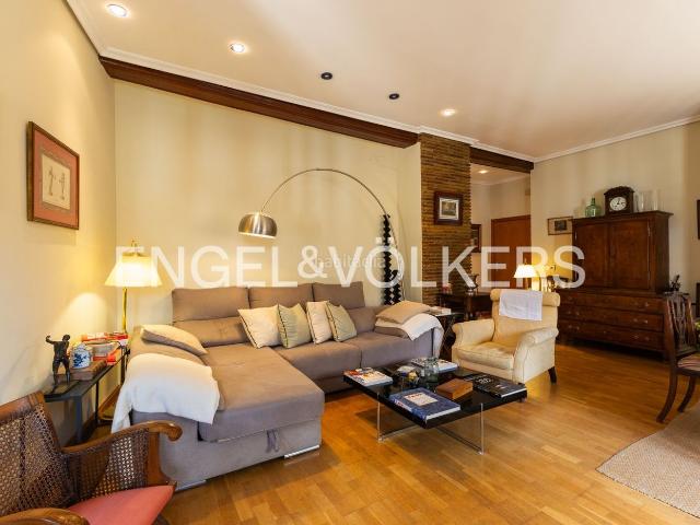 Piso en venta en Valencia, La Seu. Elegante apartamento de 3 dormitorios en el centro historico de València. Pisos.