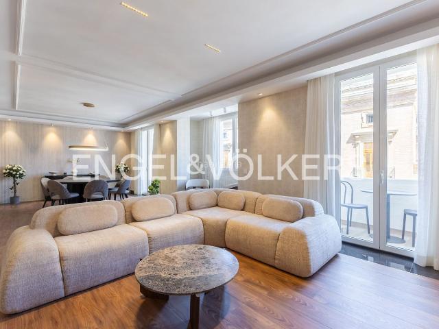 Piso en venta en Valencia, La Xerea. Exclusiva vivienda reformada con balcones. Pisos.