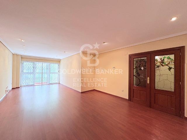 Piso en venta en Valencia, Penya Roja Avda. Francia. Piso de 145 m con terraza, gran potencial y garaje opcional junto a la Ciudad de las Artes. Pisos.