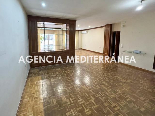 Piso en venta en Valencia, Russafa. Espectacular piso de 235 m2 con terraza y gran potencial en pleno Eixample. Pisos.