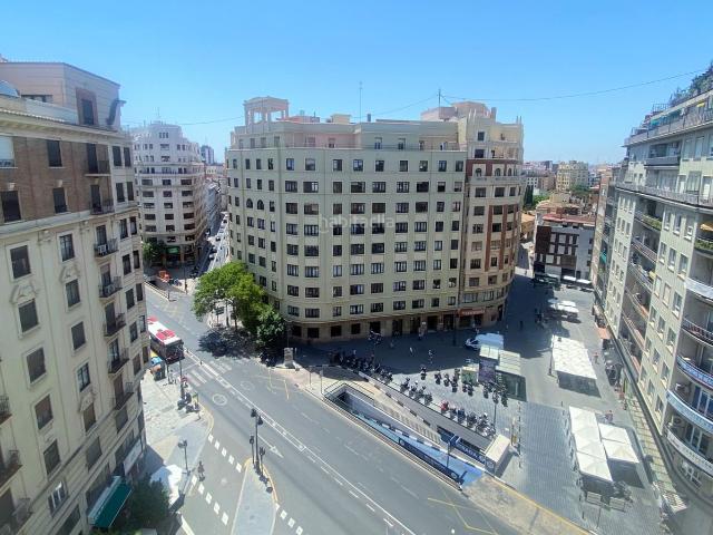 Piso en venta en Valencia, Sant Francesc. EXCELENTE Y EXCLUSIVA VIVIENDA SEÑORIAL REFORMADA DE 180 M2 EN LA AVENIDA DEL OESTE. Pisos.