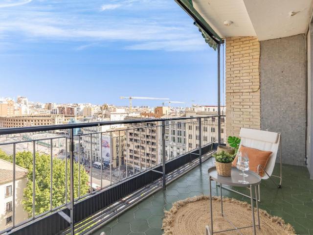 Piso en venta en Valencia, Sant Francesc. Piso en la emblemática Finca de Hierro con terraza, vistas panorámicas y gran potencial de reforma en el centro de Valencia. Pisos.