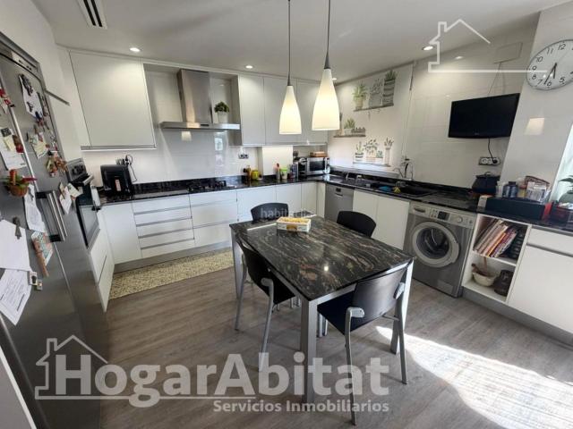 Piso en venta en Valencia, Sant Marcel·lí. REFORMADO Y AMPLIO CON GARAJE, BALCÓN Y ASCENSOR. Pisos.