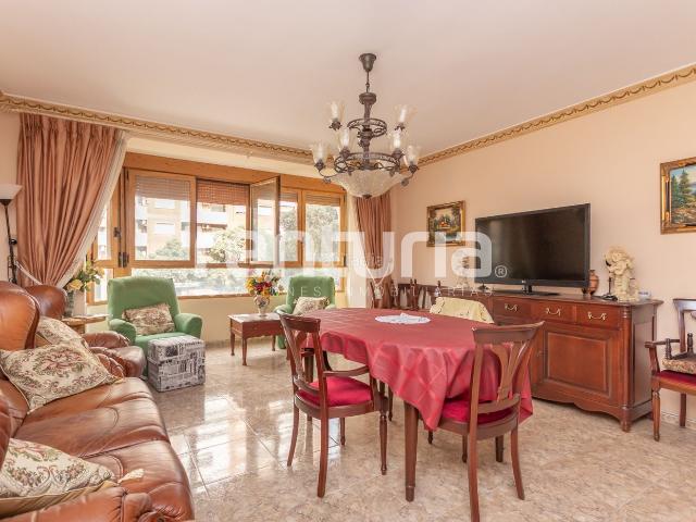 Piso en venta en Valencia, Sant Marcel·lí. Vivienda de cuatro habitaciones y amplia terraza de 35 m² el barrio de San Marcelino. Pisos.