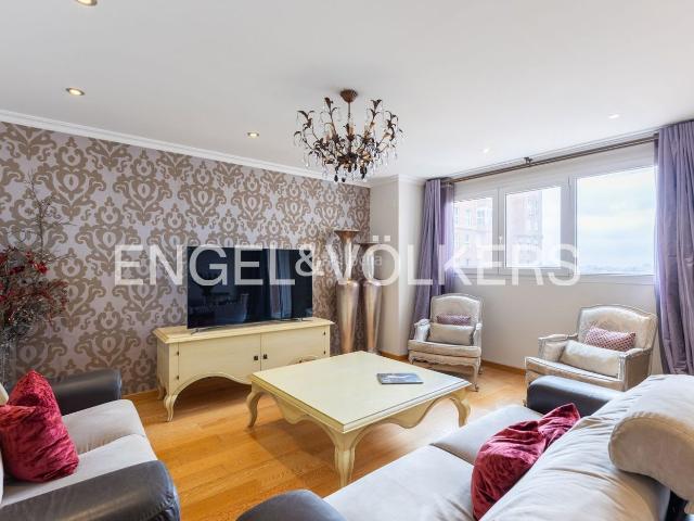 Piso en venta en Valencia, Sant Pau. Luminosa vivienda con gran terraza en residencial. Pisos.