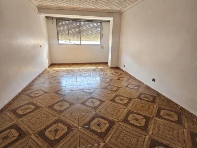 Piso en venta en Valencia, Tormos. Piso con gran potencial en Torrefiel Valencia 120 M2 Te presentamos esta magnífica vivienda situada en el corazón del barrio de To. Pisos.