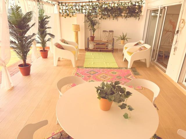 Piso en venta en Valencia, Torrefiel. Vivienda Reformada con espectacular terraza. Pisos.