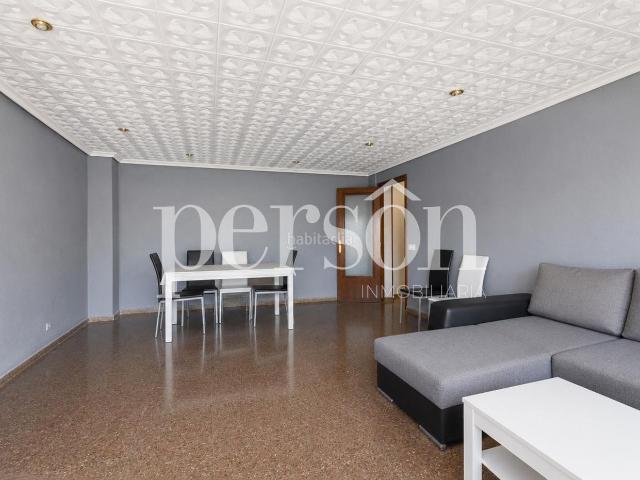 Piso en venta en Valencia, Torrefiel. Amplia Vivienda con Mucha Luz en Torrefiel. Pisos.