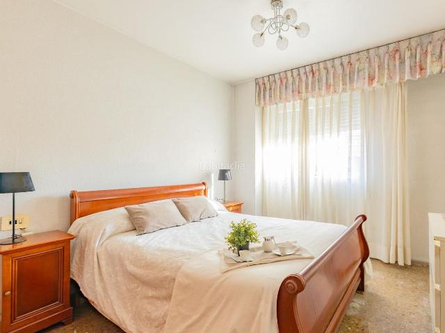 Piso en venta en Valencia, Torrefiel. Amplia vivienda con balcon, dos galerias, plaza de garaje y trastero en Camino de Moncada Espacio, luz y calidad de vida. Pisos.