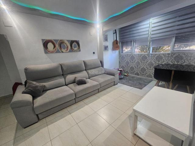Piso en venta en Valencia, Torrefiel. Se vende magnífica vivienda situada en segunda planta con ascensor en Plaza Músico Espí. Pisos.