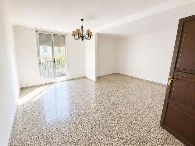 Piso en venta en Valencia, Trinitat. Piso a reformar con gran potencial. Pisos.