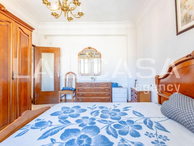 Piso en venta en Valencia, Trinitat. Piso de 77 m con 4 dormitorios en sexta planta en Valencia. Pisos.