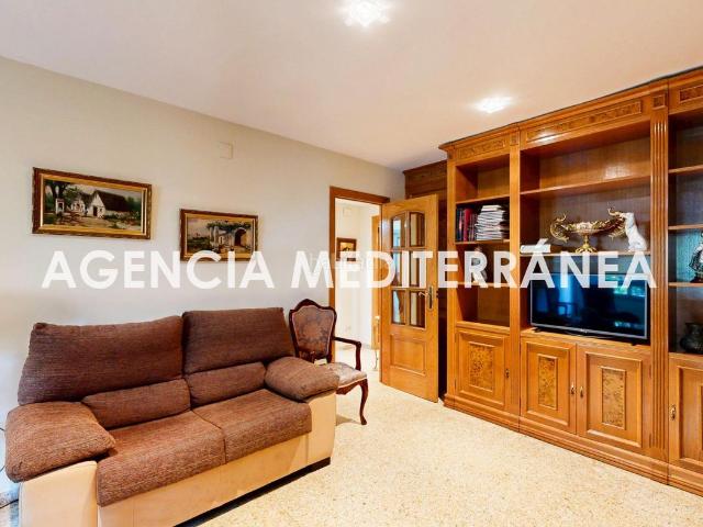 Piso en venta en Valencia, Trinitat. Piso en venta en Valencia, en calle Alboraya, CON GARAJE!. Pisos.