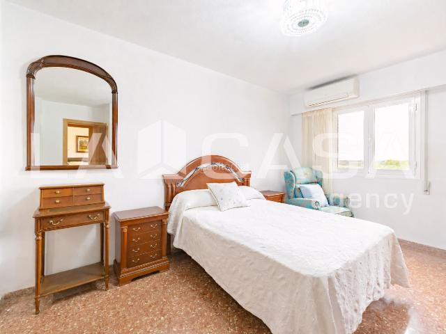 Piso en venta en Valencia, Vara de Quart. ¡AMPLIA VIVIENDA EXTERIOR JUNTO AL METRO DE SAN ISIDRE!. Pisos.