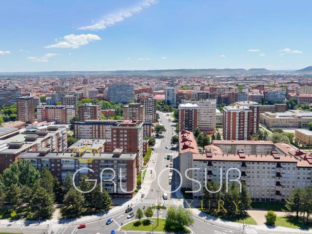 Piso en venta en Valladolid, Huerta del Rey. Magnífico piso recientemente reformado y totalmente exterior en la Huerta del Rey, en la calle Miguel Angel Blanco. Pisos.