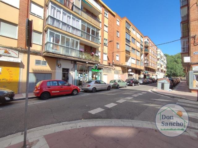 Piso en venta en Valladolid, Pajarillos Bajos. NO COBRAMOS HONORARIOS A LA PARTE COMPRADORA!Piso en venta para entrar a vivir en Pajarillos Bajos, junto entre calle Cigüeña y el. Pisos.