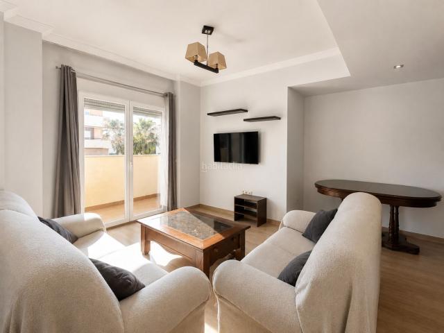 Piso en venta en Vélez Málaga, Camino Viejo de Málaga. Piso de 3 dormitorios con terraza, piscina, trastero y excelente ubicación en Vélez Málaga. Pisos Vélez.