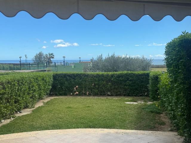 Piso en venta en Vera, El Playazo. Apartamento en primera línea de mar en Vera Playa con jardín, 4 dormitorios y acceso directo a la playa. Pisos.