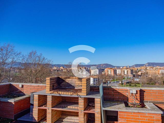 Piso en venta en Vic, Caputxins Ambulatori. Ático espectacular con gran terraza y vistas impresionantes en Vic. Pisos.
