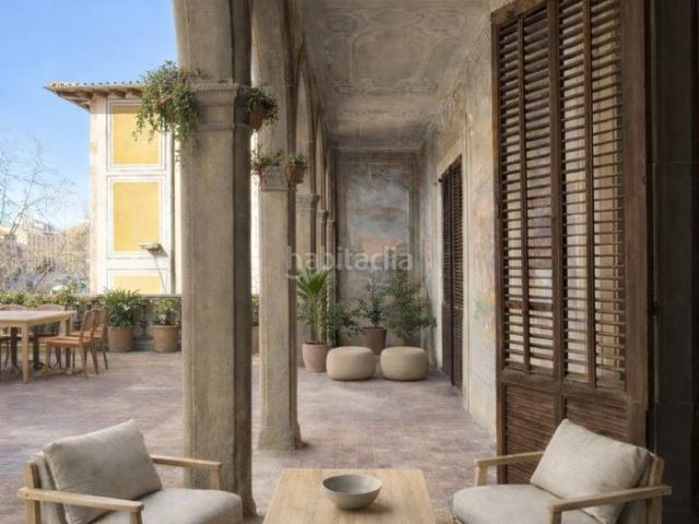 Piso en venta en Vic, Centre. Piso 1.º 3.ª en Planta Noble con terraza de 84 m²: un refugio histórico donde cada detalle original cobra vida. Pisos.