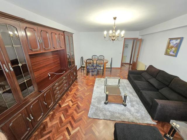 Piso en venta en Vigo, As Travesas Balaidos. AMPLIO PISO AMUEBLADO DE 4 DORMITORIOS CON PLAZA DE GARAJE. Pisos.