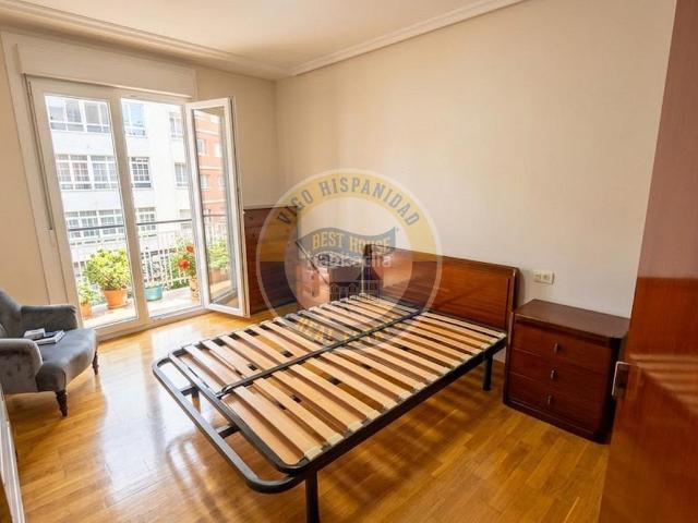 Piso en venta en Vigo, Berbés Peritos. TORRECEDIRA, CUATRO DORMITORIOS UN BAÑO Y UN ASEO NO GARAJE. Pisos.