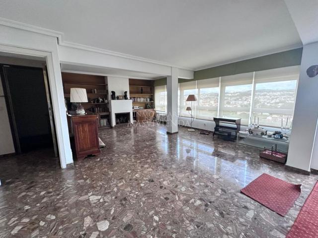 Piso en venta en Vigo, O Castro. Espectacular piso de 5 dormitorios con garaje, bodega y vistas despejadas en Gran Vía. Pisos.
