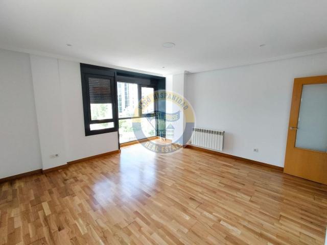 Piso en venta en Vigo, O Castro. Piso de 3 dormitorios con garaje y trasterobodega en Hispanidad, Vigo. Pisos.