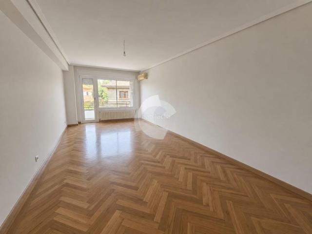 Piso en venta en Vigo, Plaza España Corte Inglés. Espectacular vivienda totalmente reformada al lado de Plaza España ! Amplia vivienda con muy buenda distribuccion en una zona pri. Pisos.