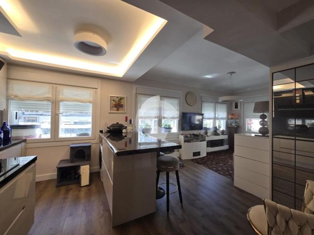 Piso en venta en Vigo, Plaza España Corte Inglés. Oportunidad de compra de vivienda en pleno centro de la ciudad ! Comodo piso totalmente reformado y muy luminoso de dos dormitorio. Pisos.