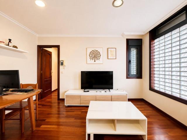 Piso en venta en Vigo, Plaza España Corte Inglés. Oportunidad para inversores en pleno centro de Vigo. Vivienda con plaza de garaje y trastero. Ref. P464. Pisos.