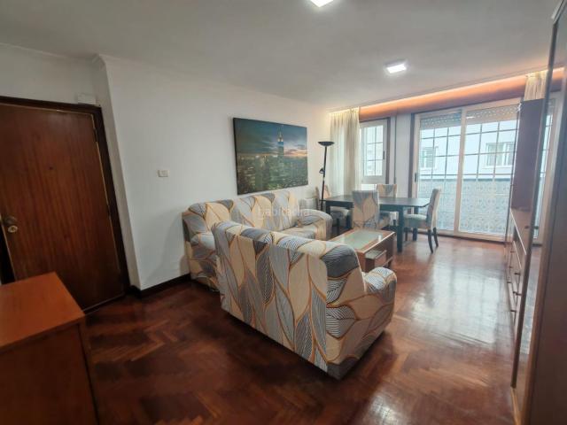 Piso en venta en Vigo, Teis. Piso en Doctor Corbal con garaje y trasero. Pisos.