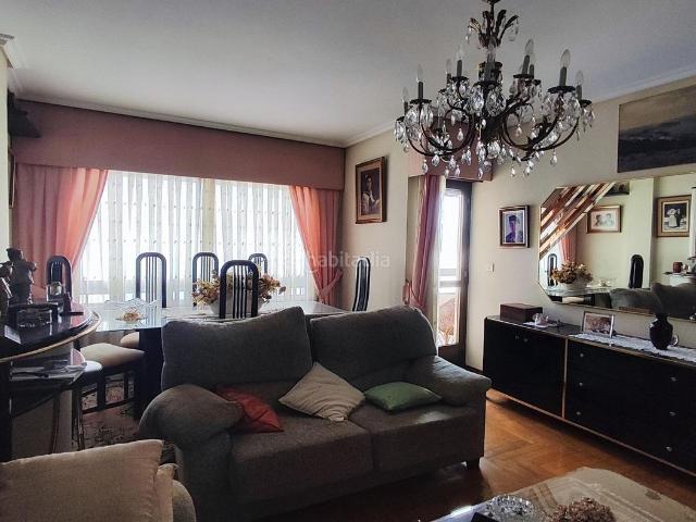 Piso en venta en Vigo, Travesía de Vigo San Xoán. Amplio piso en la zona de Traviesas, con dos plazas de garaje y vistas laterales a la ría. Pisos.