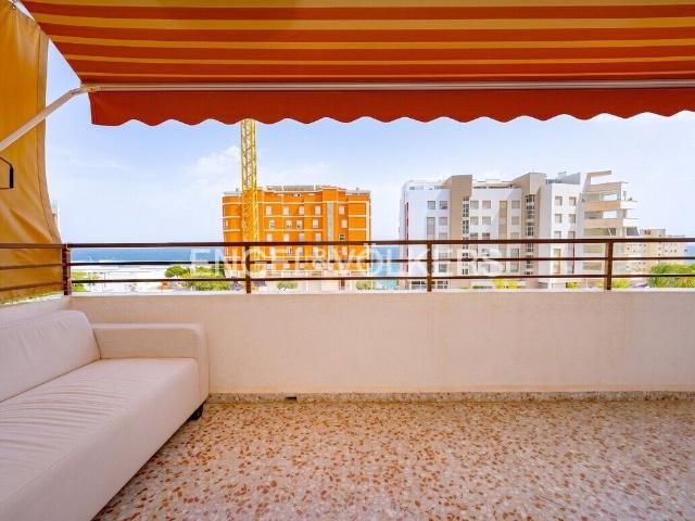 Piso en venta en Vila Joiosa la, Platja de Vila Joiosa. Amplia vivienda con vistas al mar y garaje privado en Villajoyosa. Pisos Vila Joiosa.