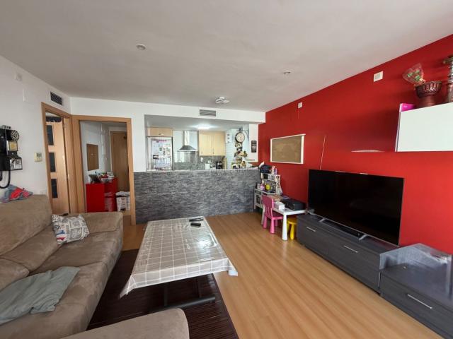 Piso en venta en Viladecans, Centre. Particular vende piso en zona centro. Construcción seminueva año 2012 con trastero y gym, uso exclusivo propietarios. Pisos.