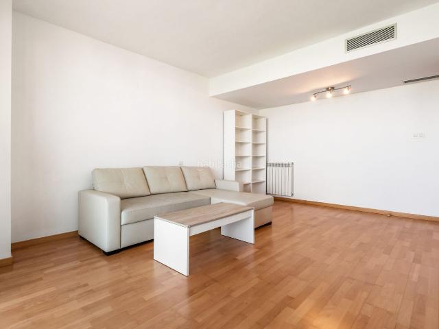 Piso en venta en Viladecans, Vilamarina. Piso alto con terraza, vistas despejadas, parking y trastero en Vilamarina. Pisos.