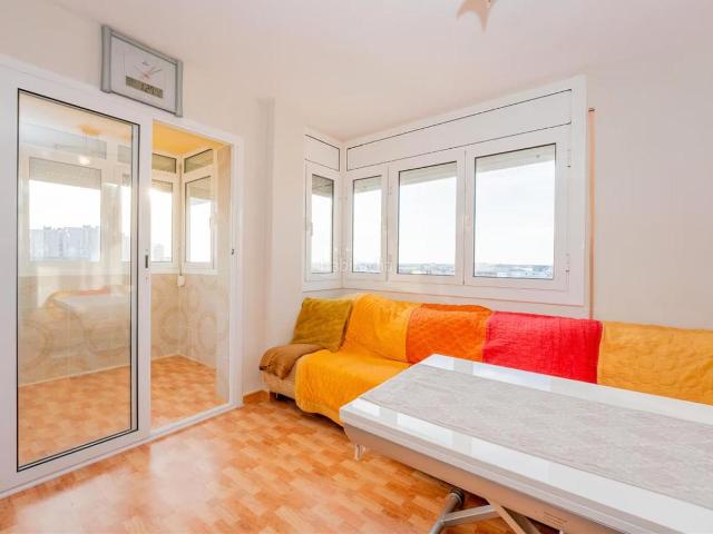 Piso en venta en Viladecans, Vilamarina. Precioso piso alto, con ascensor y balcón. Pisos.