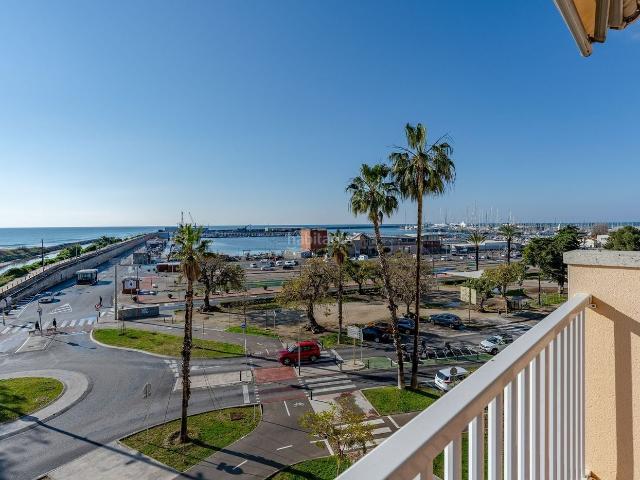 Piso en venta en Vilanova i la Geltrú, Barri de Mar Costa Dorada. Espectacular piso reformado en Paseo con 4 dormitorios, vistas al mar y terraza de 18 m. Tu nuevo hogar te espera!. Pisos Vilanova i.