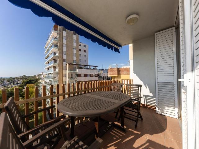 Piso en venta en Vilanova i la Geltrú, Barri de Mar Costa Dorada. Exclusiva propiedad en primera línea de mar en Vilanova i la Geltrú. Pisos Vilanova i la.