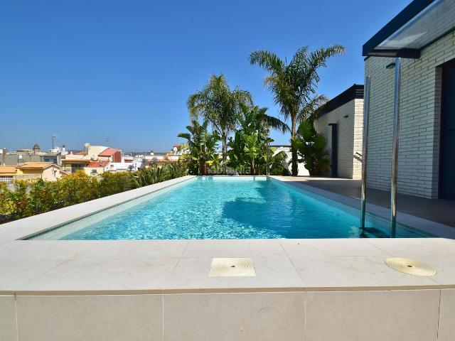Piso en venta en Vilanova i la Geltrú, Barri de Mar Costa Dorada. Mejor que nuevo! Piso con piscina comunitaria junto al Passeig Marítim. Pisos Vilanova i la.